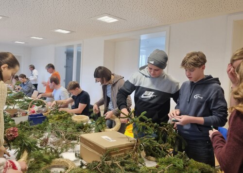 Die Landjugend Fellach nimmt sich für Menschen allen Alters Zeit, um gemeinsam Adventkränze zu gestalten: <a  data-cke-saved-href=“https://www.kath-kirche-kaernten.at/pfarren/detail/C3258/zweige-draht-und-die-gute-laune-adventkranzbinden-2025“ href=“https://www.kath-kirche-kaernten.at/pfarren/detail/C3258/zweige-draht-und-die-gute-laune-adventkranzbinden-2025“ target=“_blank“>https://www.kath-kirche-kaernten.at/pfarren/detail/C3258/zweige-draht-und-die-gute-laune-adventkranzbinden-2025</a>. - Foto: Monika Dreger