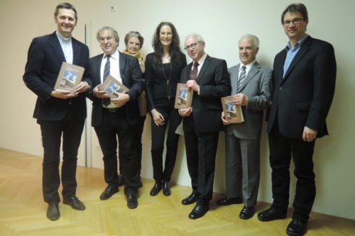 Buchpräsentation im Dompfarrsaal (vlnr.): Dompfarrer Allmaier, Uni-Historiker Drobesch, Uni-Bibliothekarin Herzog, Diözeanarchivar Tropper, Jesuitenpater Ettel, Verlagslekor Filipič (© Foto: KH Kronawetter / Internetredaktion)