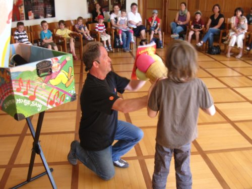 Animator Sten pred medeno skrinjico, ki ji ne zmanjka dobrot. (© Foto: zp)