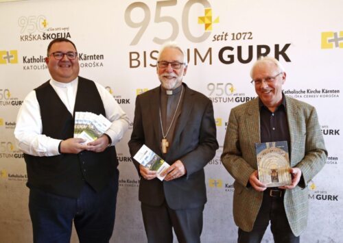 poslovodja škofijske menze Kalidz, škof Marketz in nekdanji škofijski arhivar Tropper so predstavili slavnostni spored ob „950-letnici krške škofije“. Foto: Škofijski tiskovni urad /Eggenberger poslovodja škofijske menze Kalidz, škof Marketz in nekdanji škofijski arhivar Tropper so predstavili slavnostni spored ob „950-letnici krške škofije“. Foto: Škofijski tiskovni urad /Eggenberger