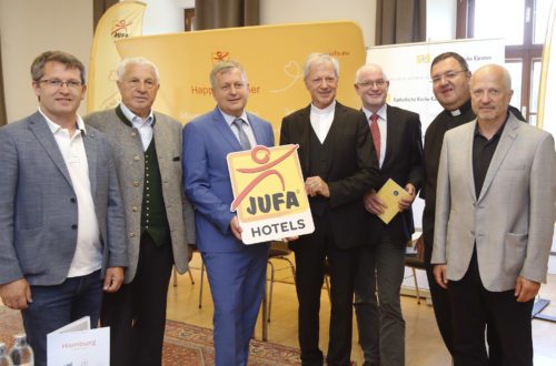 Generalvikar Guggenberger und JUFA-Geschäftsführer Wendl mit Bmstr. Ruprecht Obernosterer, Leiter der Bauabteilung der Diözese Gurk, BGM Kampl, Finanzkammerdirektor Walzl, Stiftspfarrer Kalidz und Vizekanzler Kronawetter, Leiter des Amtes für Liegenschaften und Recht der Diözese Gurk (v. l.) Foto: Pressestelle/Eggenberger Generalvikar Guggenberger und JUFA-Geschäftsführer Wendl mit Bmstr. Ruprecht Obernosterer, Leiter der Bauabteilung der Diözese Gurk, BGM Kampl, Finanzkammerdirektor Walzl, Stiftspfarrer Kalidz und Vizekanzler Kronawetter, Leiter des Amtes für Liegenschaften und Recht der Diözese Gurk (v. l.) Foto: Pressestelle/Eggenberger