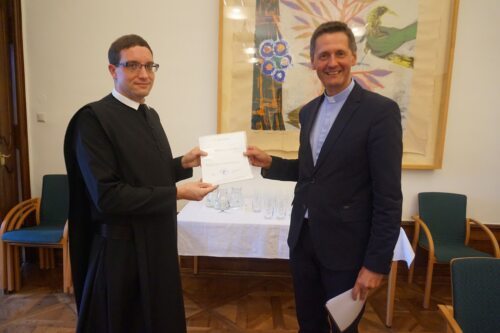 Direktor Peter Allmaier überreicht die Missio Canonica an Martin LurgerFotos: Schulamt/ BL