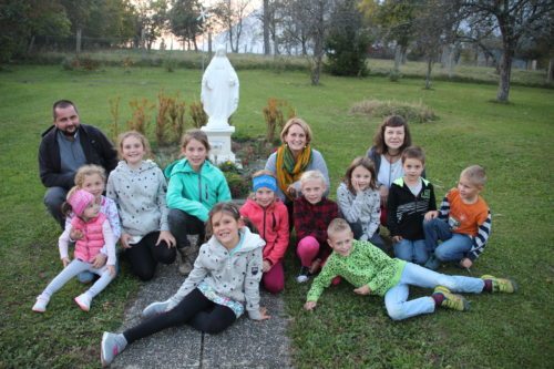 Jungschar St. Stefan - Gruppenfoto bei der Marienstatue im Pfarrhofgarten. (Bild: Pfarramt St. Stefan).