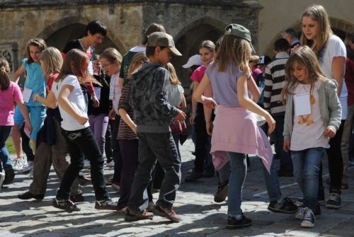 Die Kinder am Domplatz  (© Foto: Pfarre)