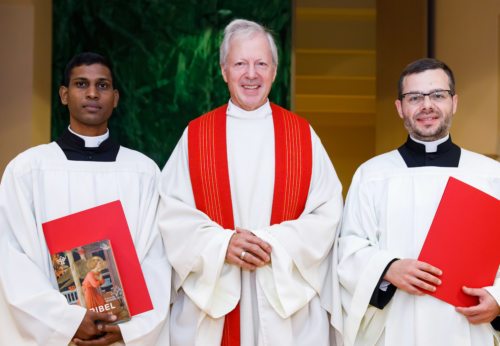 Diözesanadministrator Engelbert Guggenberger mit den neubeauftragten Kärntnern: Ajayan Joseph (links) wurde zum Lektor, Piotr Karaś (rechts) zum Akolythen beauftragt. (Gerd Neuhold / Sonntagsblatt)