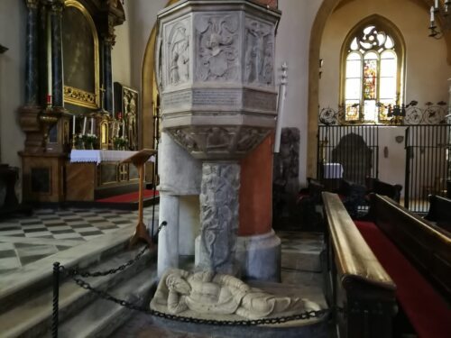 In der Stadtpfarrkirche St. Jakob haben wir eine monumentale Darstellung von dieser Textstelle in Stein gemeißelt, unsere Kanzel, der Ort der Verkündigung des Wortes Gottes, der für Jesus Christus steht.