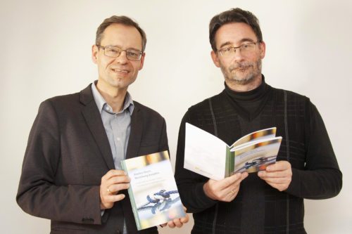 Michael Kapeller und Klaus Einspieler mit der Broschüre “Knoten lösen“ (Foto: G. Haab / Sonntag)