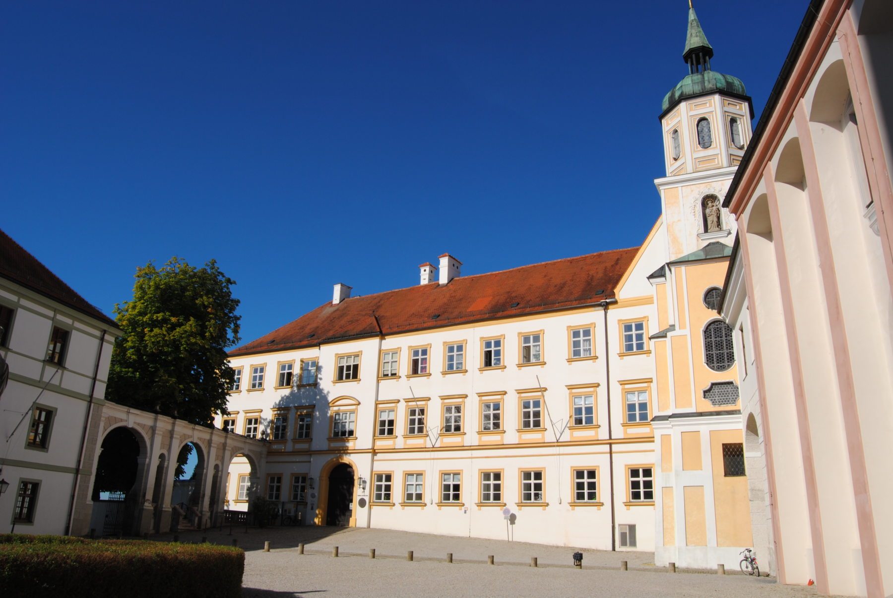 Interkulturelle Bildungs und Begegnungswoche mit Bischof