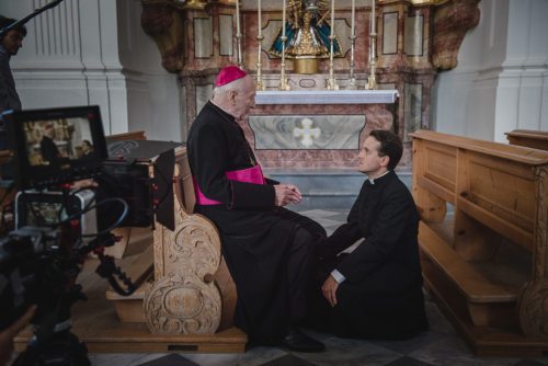 Karl Merkatz als Brixner Fürstbischof Josef Altenweisel (l.) und Lucas Zolgar als Märtyrer-Priester im Film „Otto Neururer – Hoffnungsvolle Finsternis“. Foto: AVG Filmproduktion