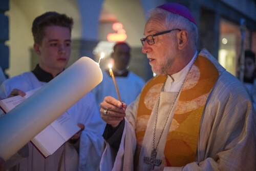 Entzünden der Osterkerze im Rahmen der Osternachtliturgie im Klagenfurter Dom (Archivfoto 2023). Foto: Pressestelle/Neumüller