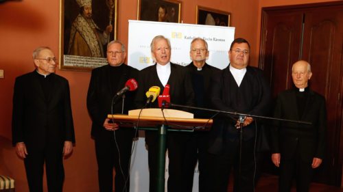 Das Gurker Domkapitel gab heute im Klagenfurter Bischofshaus ein gemeinsames Statement zur aktuellen Situation der Katholischen Kirche Kärnten ab. (Foto: Pressestelle/Höher)