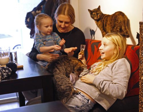 Streicheleinheiten sind gut für Mensch und Tier. Foto: Eggenberger Streicheleinheiten sind gut für Mensch und Tier. Foto: Eggenberger