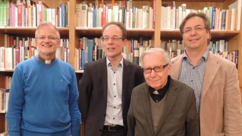 Gastgeber Stiftpfarrer Josef-Klaus Donko, Universitätsprofessor Jan-Heiner Tück, Bischofsvikar Olaf Colerus-Geldern und Moderator Karl-Heinz Kronawetter (v.l.n.r) (© Foto: F. Breitfuss)