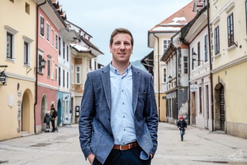 Žiga Kert vodi ženski pevski zbor v Rožu. (Foto: zasebni arhiv) Žiga Kert vodi ženski pevski zbor v Rožu. (Foto: zasebni arhiv) 