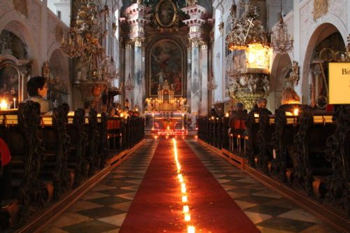 Beim Allerseelenkonzert wird die Domkirche nur mit Kerzen beleuchtet sein. (© Foto: Hübler) Beim Allerseelenkonzert wird die Domkirche nur mit Kerzen beleuchtet sein. (© Foto: Hübler)