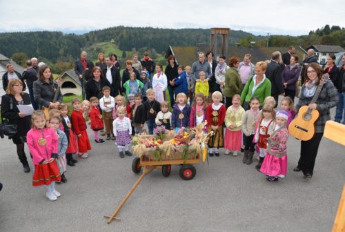 Das reichlich gefüllte Erntewagerl des Pfarrkindergartens St. Martin am Techelsberg am Pfarrplatz. (© Foto: Michael Habernigg)