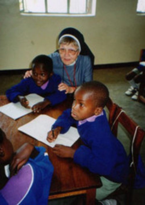 Sr. Josefi mit Kindergartenkindern (© Foto: privat)