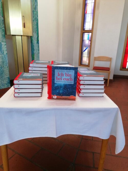 Die Kinderbibel als Geschenk der Pfarre an die Erstkommunionkinder. (Foto: Daniela Fellner-Beer)