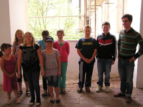 Stiftskapellmeister Michael Schadler mit dem Kinderchor (© Foto: Pater Siegfried)