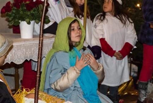 Maria (Elena Penz) im Stall von Bethlehem (© Foto: Mag. Bernhard Wagner)