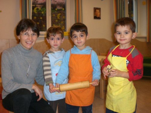 Don Bosco Schwester Regina Maier FMA im Kindergartenalltag (© Foto: Don Bosco Schwestern)
