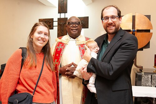 Fröhliche Stimmung bei den Familien und dem gemeinsamen Foto mit Pfarrer Joseph Tombert - Foto © HF Pictures