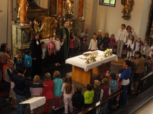 Pfarrer Koschat segnet die Kinder. (© Foto: Pfarre Viktring) Pfarrer Koschat segnet die Kinder. (© Foto: Pfarre Viktring)