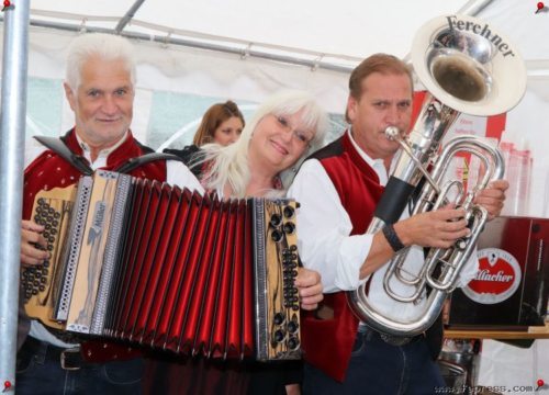 Duo MOS mit<br />
charmanter Zuhörerin<br />
Foto: fepress - Manfred J. Schusser Duo MOS mit<br />
charmanter Zuhörerin<br />
Foto: fepress - Manfred J. Schusser