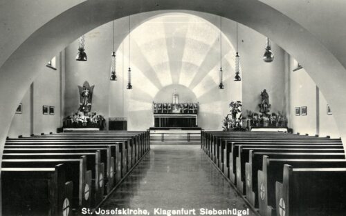 Neue KIRCHENBÄNKE und neue INNENRAUMGESTALTUNG