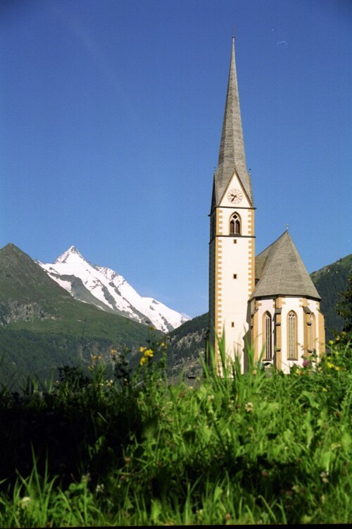 Kirche von Heiligenblut mit dem Großglockner im Hintergrund.<br />Foto Schmidl