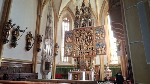 Unser Hochaltar mit dem Sakramentshäuschen. Foto SchmidlBildunterschrift (Bildrechte sind zwingend anzugeben!)