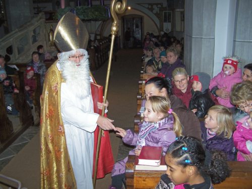 Freudig und gespannt erwarten die Kinder den Nikolaus (© Foto: Pfarre) Freudig und gespannt erwarten die Kinder den Nikolaus (© Foto: Pfarre)