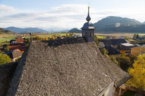 desolates Steinplattldach der Propsteikirche Kraig (© Foto: Anton Wieser)