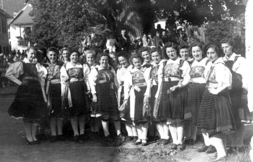 Kirchtag in St. Stefan um 1950. Mädchen in Gailtaler Tracht bei der alten Linde. (Foto: Pfarrarchiv)