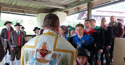 Pfarrer Martin begrüßt am 11. Juni die Burschenschaft in der Vorhalle der Filialkirche St. Anton, musikalische Mitwirkung Trachtenkapelle Alpenland-Matschiedl. (Bild: P.St.).