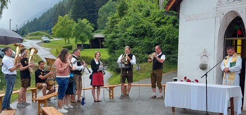 Bildunterschrift (Bildrechte sind zwingend anzugeben!) Bildunterschrift (Bildrechte sind zwingend anzugeben!)