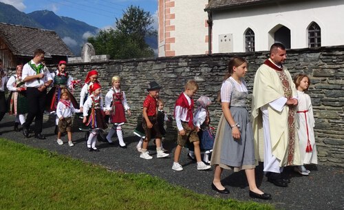 Pfarrkirche St. Paul: Kirchtag-Sonntag, 02. Juli 2023. Pfarrer Martin, Ministranten und Burschenschaft auf dem neuen Weg in Kirche. (Bild: Gabi Urbanz).