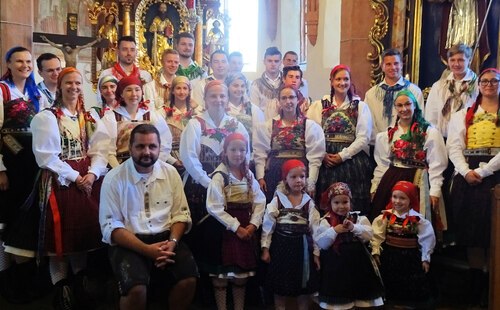 Kirchtag-Sonntag in St. Paul. Burschenschaft St. Paul mit Trachtenkindern und Pfarrer Martin in der Pfarrkirche. Bild: Gabi Urbanz.