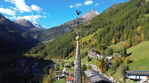 Unser Kirchturm und der Großglockner. Foto Schmidl