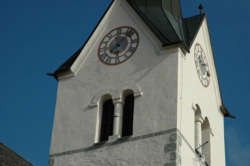 Die Glockenanlage im Turm der Pfarrkirche St. Martin am Techelsberg bedarf einer Neuanschaffung, damit der Ruf der vier Glocken wieder erklingen kann. (© Foto: Michael Habernigg) Die Glockenanlage im Turm der Pfarrkirche St. Martin am Techelsberg bedarf einer Neuanschaffung, damit der Ruf der vier Glocken wieder erklingen kann. (© Foto: Michael Habernigg)