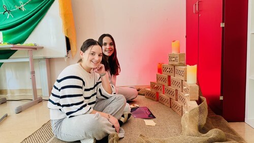 Schüler*innen vor der “Klagemauer“ (Foto: Carmen Heller)