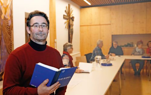 Bibelreferent Klaus Einspieler begeistert die Teilnehmer der Bibelkurse wie hier 2019 in der Pfarre Weißenstein (Foto: O. Höher)