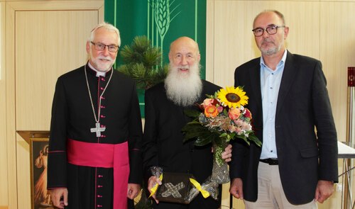 Bischof Marketz mit P. Anton Wanner und dem neuen Leiter der Seelsorge im Klinikum Klagenfurt, Helmut Writzl; Foto: Sonntag/Haab