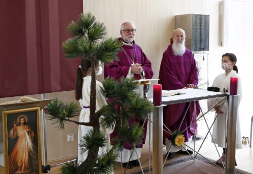 Hl. Messe mit Bischof Marketz und Krankenhausseelsorger P. Anton Wanner in der Kapelle des Klinikums; Foto: Diözesan-Pressestelle/Eggenberger