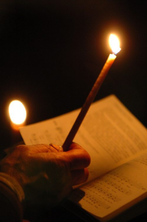 Bei den Rorate-Messen früh am Morgen wird der Kirchenraum meist nur durch Kerzenlicht erhellt. Foto: Pressestelle