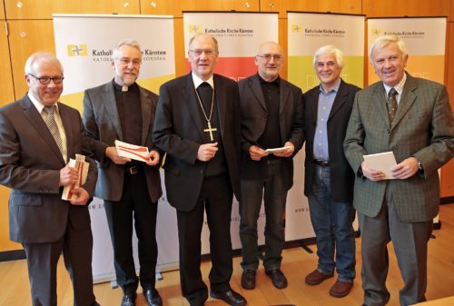 Präsentieren das Festprogramm zum 40-Jahr-Jubiläum des Deutsch-slowenischen Koordinationsausschusses der Diözese Gurk: Tropper, Marketz, Bischof Schwarz, Wadl, Malle, Partl (v. l. n. r.)  (© Foto: Pressestelle/Eggenberger)