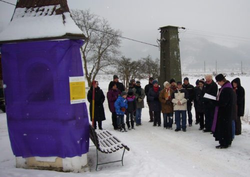 Andacht vor dem Kreuz mit Aschenkreuzspendung (© Foto: Pfarre Friesach)