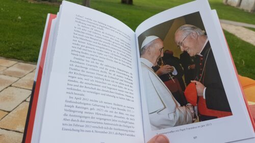 Buchbesprechung: Alois Kothgasser. Mein Leben in Stationen. (Foto: Pfarrarchiv Neuhaus- Suha, 01.05.2020)