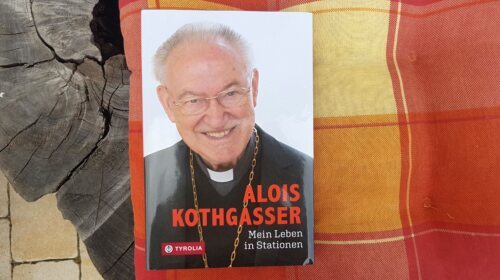 Buchbesprechung: Alois Kothgasser. Mein Leben in Stationen. (Foto: Pfarrarchiv Neuhaus- Suha, 01.05.2020) Buchbesprechung: Alois Kothgasser. Mein Leben in Stationen. (Foto: Pfarrarchiv Neuhaus- Suha, 01.05.2020)