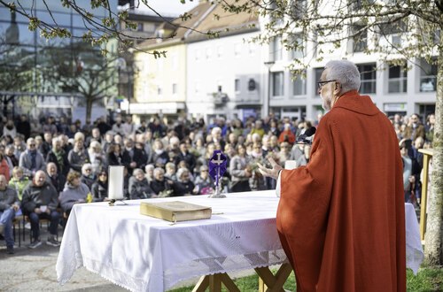 Palmsonntagsliturgie 2026 mit Bischof Marketz am Klagenfurter Domplatz; Foto: Diözesan-Pressestelle/Assam